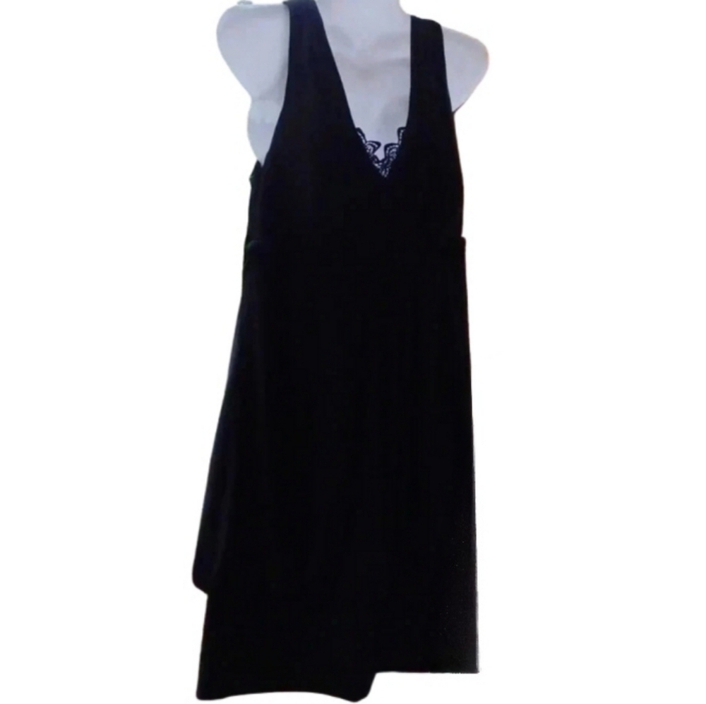 > Black dress with high waiste and cute back